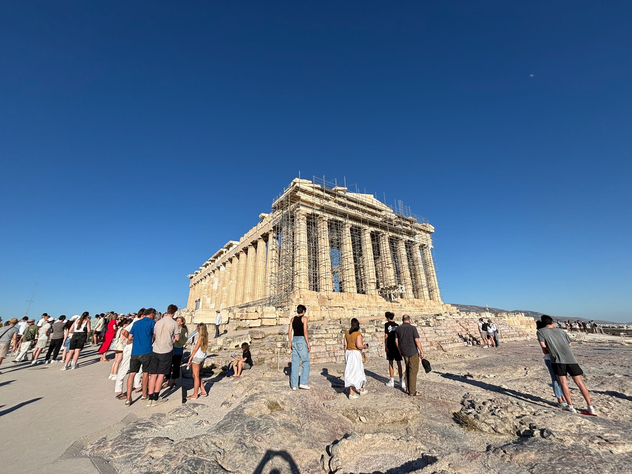 Restricții pentru femei, în noul sezon estival din Grecia. Nerespectarea regulilor poate fi sancționată cu amenzi de până la 3.000 de euro