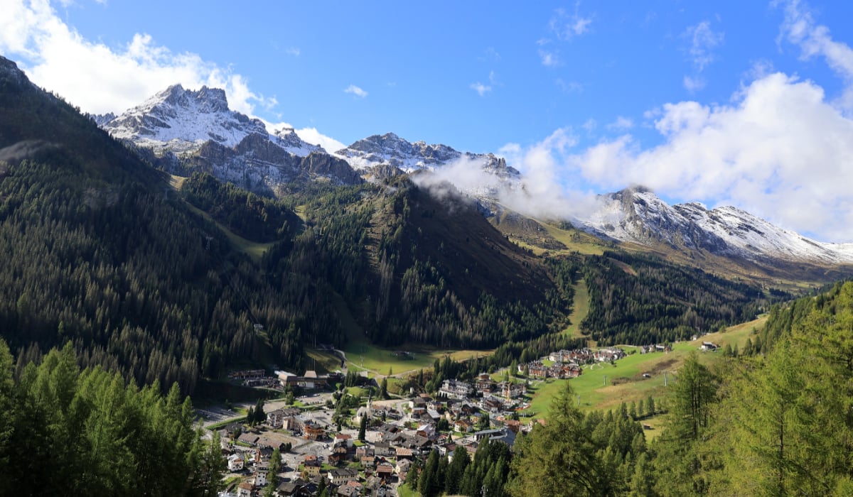 Motivul pentru care un hotel și 24 de case aflate la poalele munților Dolomiți în Italia se vând cu 1 euro